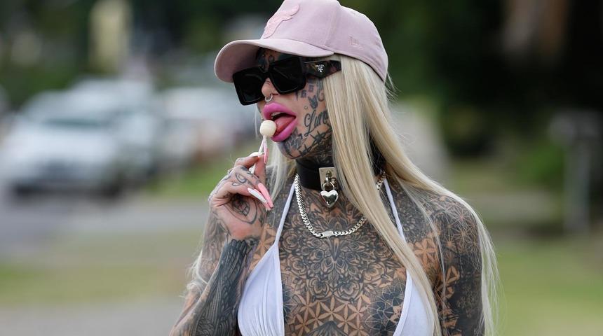 Dövme modeli Amber Luke'un lolipoplu pozları olay oldu! G-string bikinisini giyip poz verdi