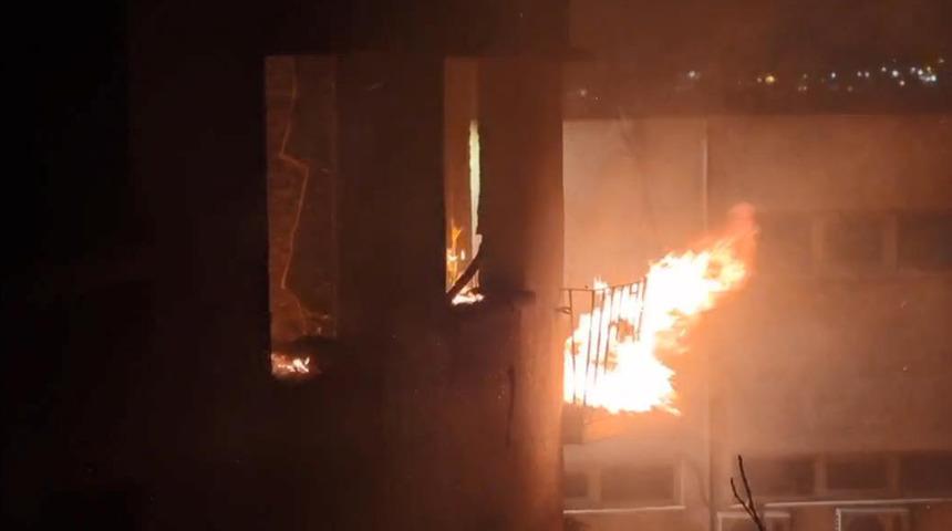 Alev alev yandı, ekipler olay yerine zor gitti! Beyoğlu'nda gece yarısı korkunç yangın: Dikkat çeken '2018' detayı