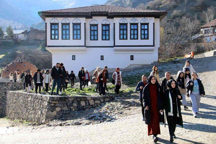 Üniversite öğrencileri tarihi Süleymaniye mahallesini keşfetti