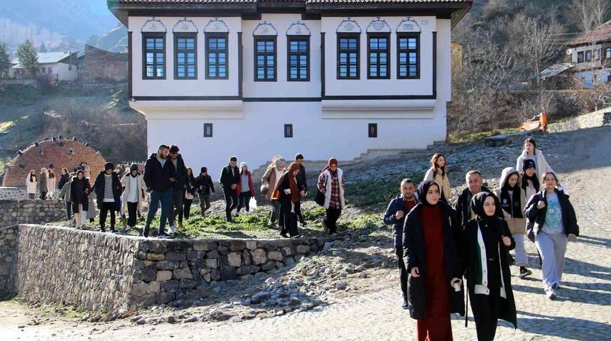 Üniversite öğrencileri tarihi Süleymaniye mahallesini keşfetti