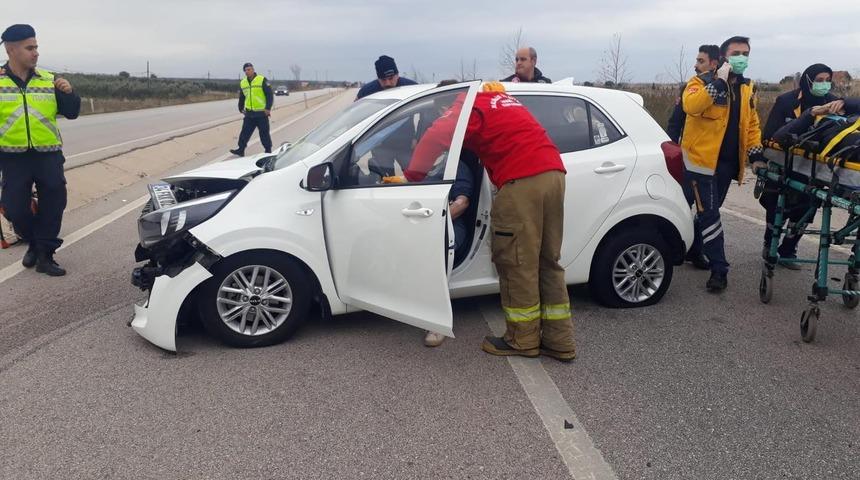 Trakt&ouml;re &ccedil;arpan otomobilde 3 kişi yaralandı