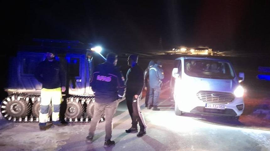 Malezya uyruklu 7 kişilik aile kar nedeniyle yolda mahsur kaldılar