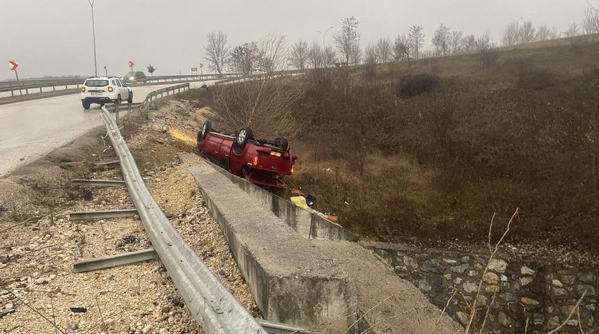 Bolu'da bariyere çarpan pikap devrildi, 2 kadın yaralandı