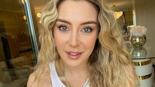 Ayça Ayşin Turan ile Ege Kökenli pişti oldu! Dekolteler yarıştı