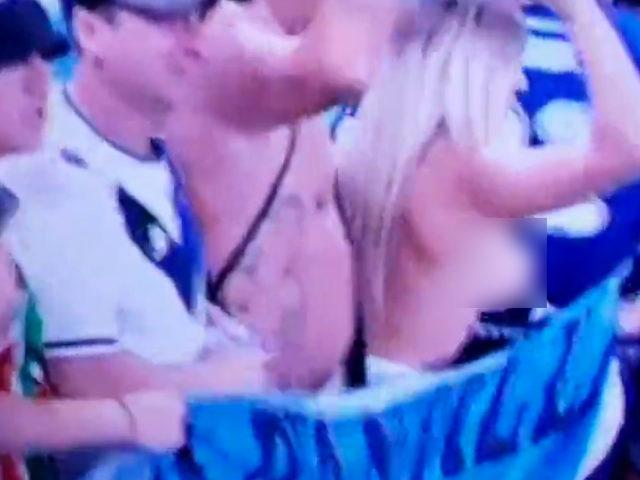 Arjantin Fransa maçında görülmemiş olay! Tribündeki kadın taraftar sevinçten soyundu