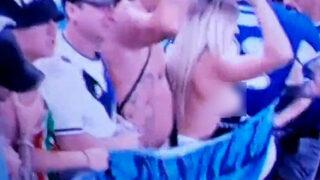 Arjantin Fransa maçında görülmemiş olay! Tribündeki kadın taraftar sevinçten soyundu