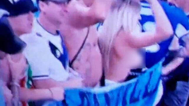 Arjantin Fransa maçında görülmemiş olay! Tribündeki kadın taraftar sevinçten soyundu