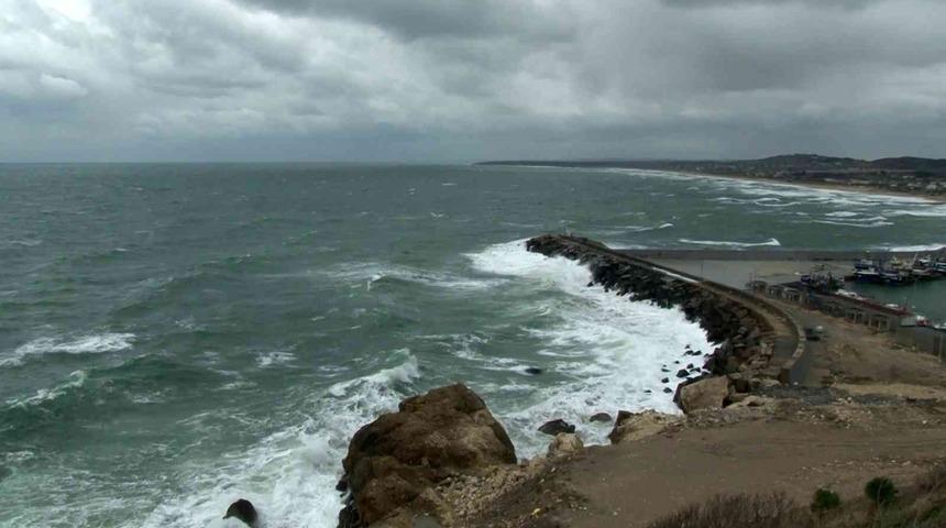 Arnavutk&ouml;y&rsquo;de dev dalgalar oluştu