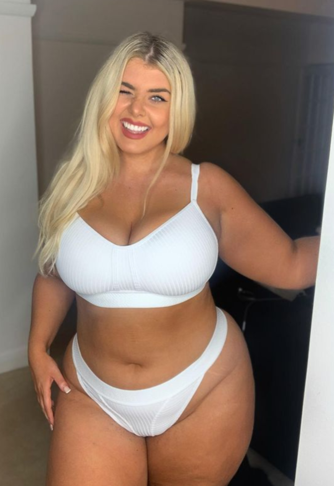 B&uuml;y&uuml;k beden sosyal medya fenomeni Isabel Nicholls Nall, g&uuml;zellik tabularını alt &uuml;st etti! İ&ccedil; &ccedil;amaşırıyla resmen meydan okudu