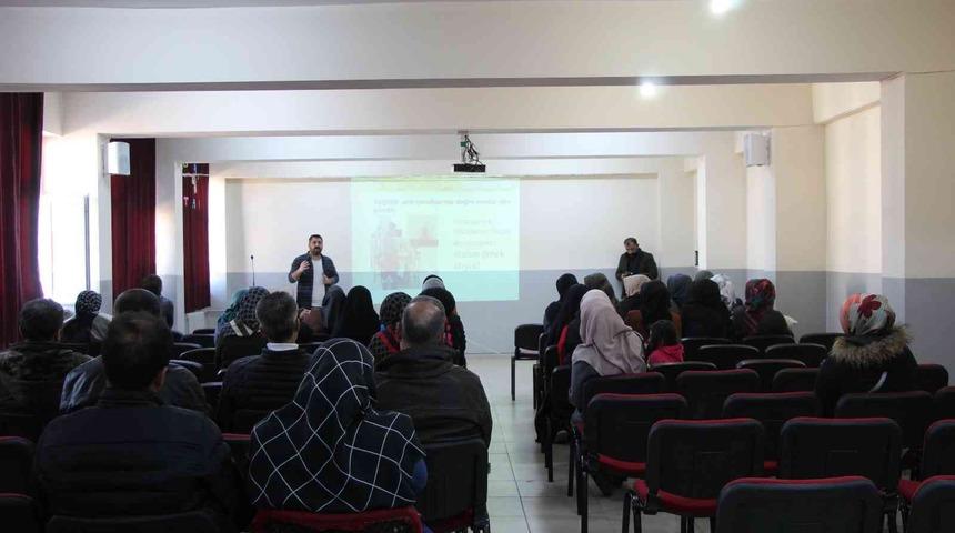 Bingöl’de anne ve babalara ‘Aile Okulu Eğitimi’ verildi