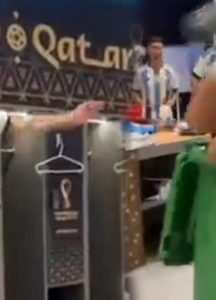 Böylesi görülmedi! Arjantin soyunma odasındaki çöp kovasına atladı