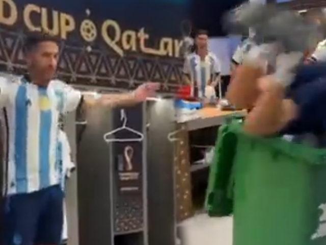 Böylesi görülmedi! Arjantin soyunma odasındaki çöp kovasına atladı