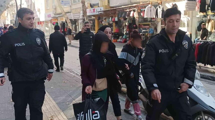 Çaldıkları kıyafetleri üst üste giyen iki şahıs yakalandı