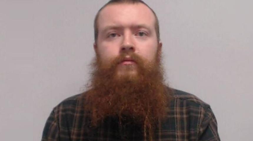 Yeminine sadık kaldı! Annesinin sevgilisini kabullenemeyen genç talihsiz adamı defalarca ezdi