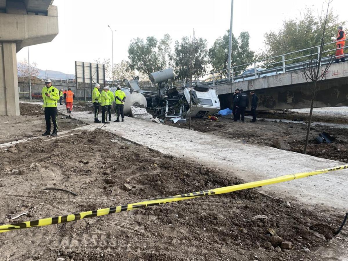 İzmir'de viyad&uuml;kten d&uuml;şen beton mikserinin s&uuml;r&uuml;c&uuml;s&uuml; &ouml;ld&uuml;