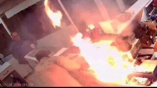 Bir anda alev aldı! Cep telefonu bomba gibi patladı