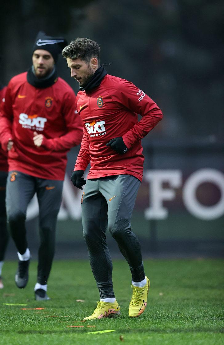 'Sahalardan uzun süre uzak kalacak' denmişti, takımla idmana çıktı! Galatasaray'da Sergio Oliveira sevinci... G4