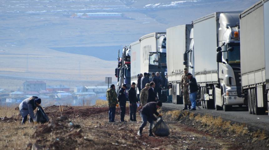 Tır yoğunluğu yaşanan Çıldır-Aktaş Gümrük Kapısı yolunda 7 kamyon çöp toplandı