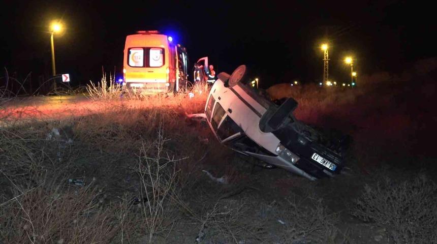 Takla atan otomobil şarampole devrildi