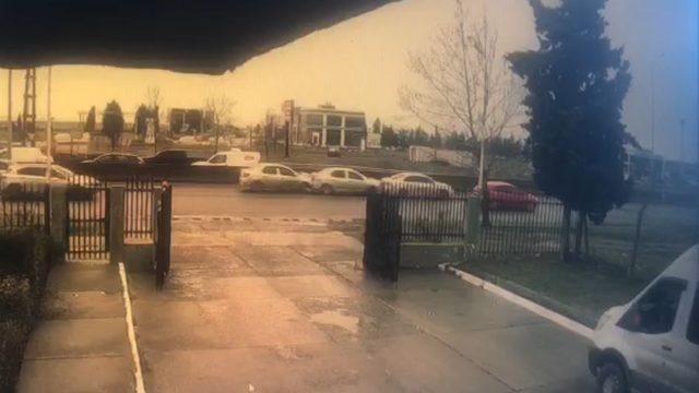 Korna çaldıkları sürücü durunca zincirleme kaza yaşandı: O anlar kamerada