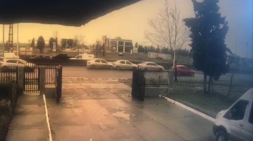 Korna çaldıkları sürücü durunca zincirleme kaza yaşandı: O anlar kamerada