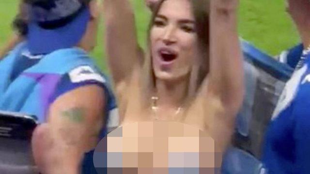 Dünya Kupası’nı kazanan Arjantin taraftarı kutlamalara doymadı! Tribünde aniden üstünü çıkarttı... Sevinçten ne yapacağını şaşırdı