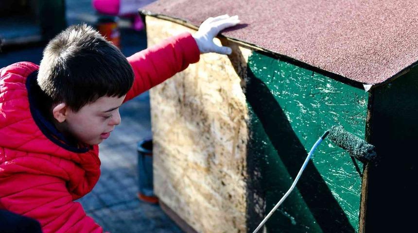 Geri dönüşüm malzemeleri sokak hayvanlarına yuva oldu