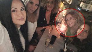 Poz vermek için eğilmişti! Masadaki muma değen saçları alev alınca...