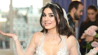 Burcu Kıratlı'dan iddialı seçim! Süper minisi ve dekoltesi olay... Eteği unutmuşsun