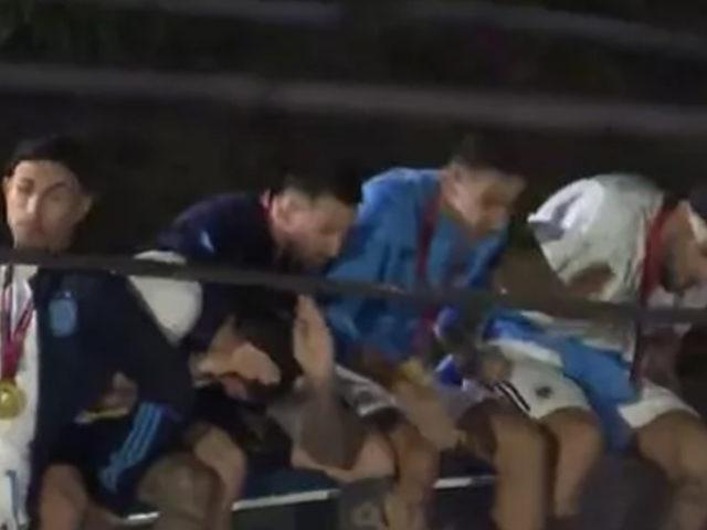 Arjantin Milli Takımı oyuncuları ölümden döndü! Aralarında Messi'nin bulunduğu grup elektrik kablolarına takıldı