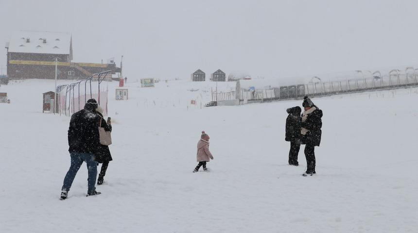 İç Anadolu'nun zirvesi Erciyes'te kar yağışı etkili oluyor