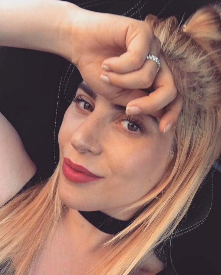 DİŞLERİNİN ARKASINA DİL KOYMAK 