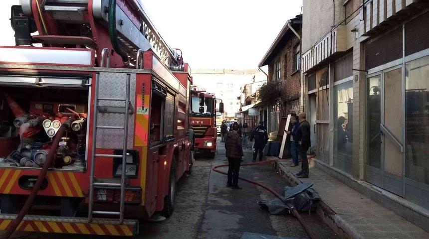 Mobilya imalathanesinde korkutan yangın