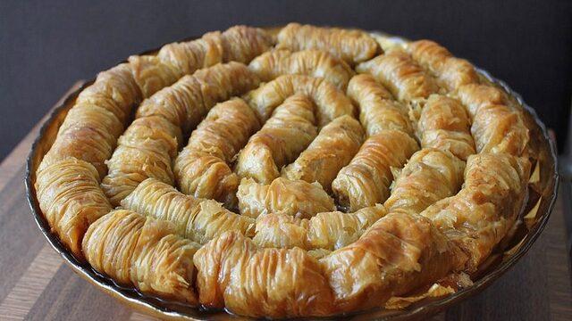 Fıstıklı büzüşük oklava tatlısı tarifi! Zuhal Topal'la Yemekteyiz fıstıklı büzüşük oklava tatlısı nasıl yapılır? 