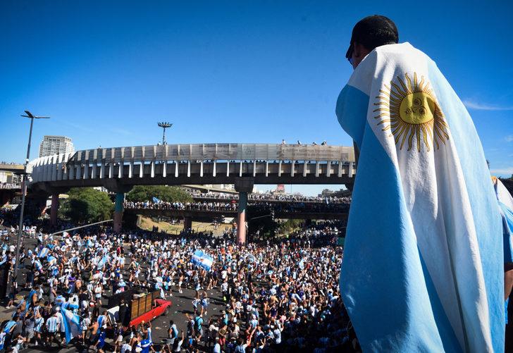 Messi, korku dolu anlar yaşadı! Şampiyonluk kutlamalarında helikopter ile tahliye edildiler! G2