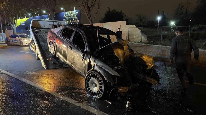 Kaza yapan milyonluk otomobil yanarak küle döndü