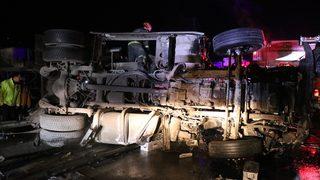 Anadolu Otoyolu'nda devrilen tırda sıkışan sürücü hayatını kaybetti