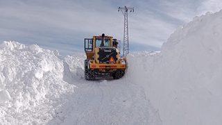 Şemdinli’de 3 metreyi bulan karda yol çalışması
