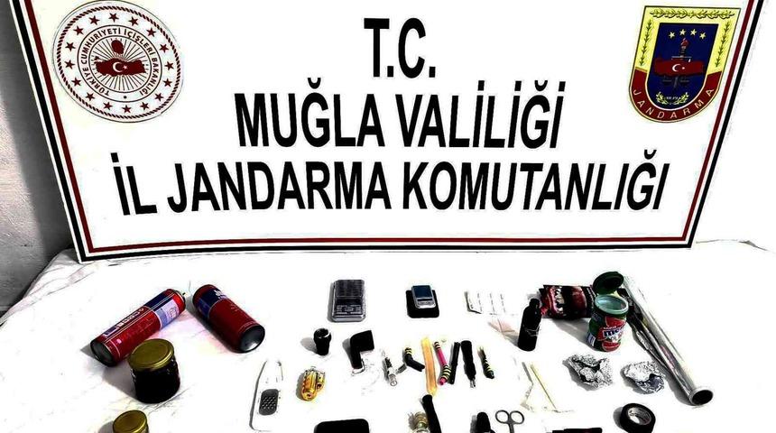 Sahte kimlikten aranıyordu, uyuşturucu ile yakalandı