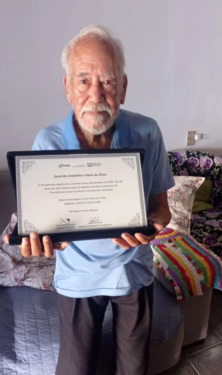 Dünyanın en yaşlı erkeği olarak ülkesinde popüler oldu! Yaşını duyan inanamıyor... Herkes onunla fotoğraf çektirmek istiyor G2