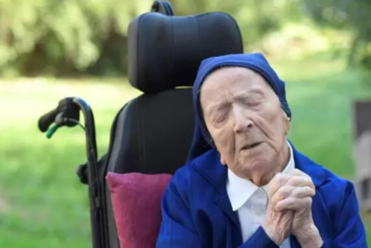 Dünyanın en yaşlı erkeği olarak ülkesinde popüler oldu! Yaşını duyan inanamıyor... Herkes onunla fotoğraf çektirmek istiyor G3