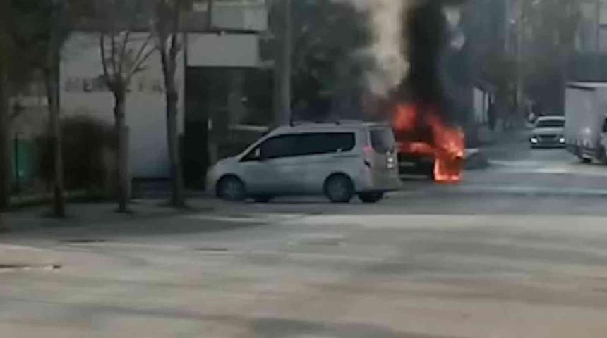 Alev alev yanan otomobil hurdaya döndü