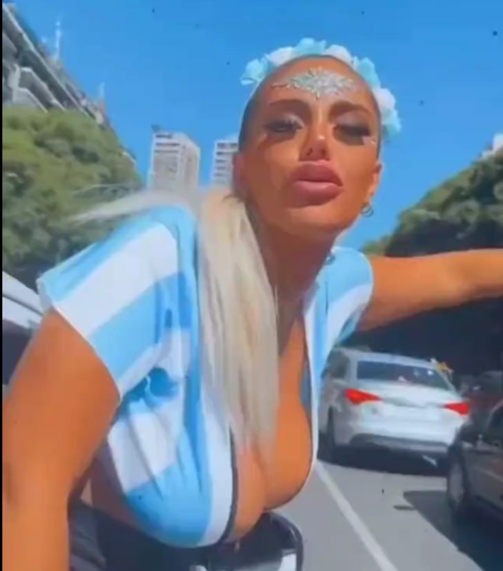 Arjantin bunu konuşuyor! Sevinçten öyle bir şey yaptı ki! Arabanın camından göğüslerini çıkarıp... G1