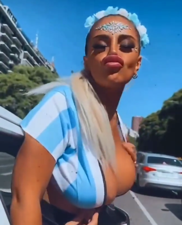 Arjantin bunu konuşuyor! Sevinçten öyle bir şey yaptı ki! Arabanın camından göğüslerini çıkarıp... G2