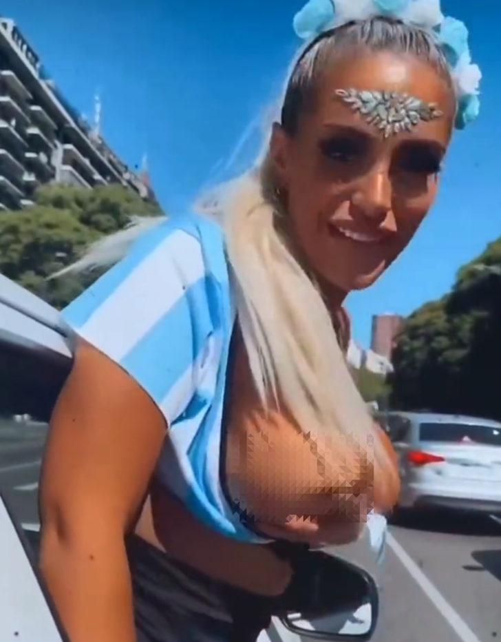 Arjantin bunu konuşuyor! Sevinçten öyle bir şey yaptı ki! Arabanın camından göğüslerini çıkarıp... G4