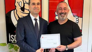 Cem Yılmaz'a 'vergi' teşekkürü! İstanbul Vergi Dairesi Başkanı takdim etti