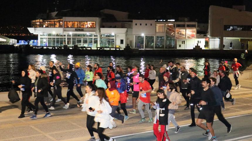 İzmir'de "en uzun gece" koşusu düzenlendi