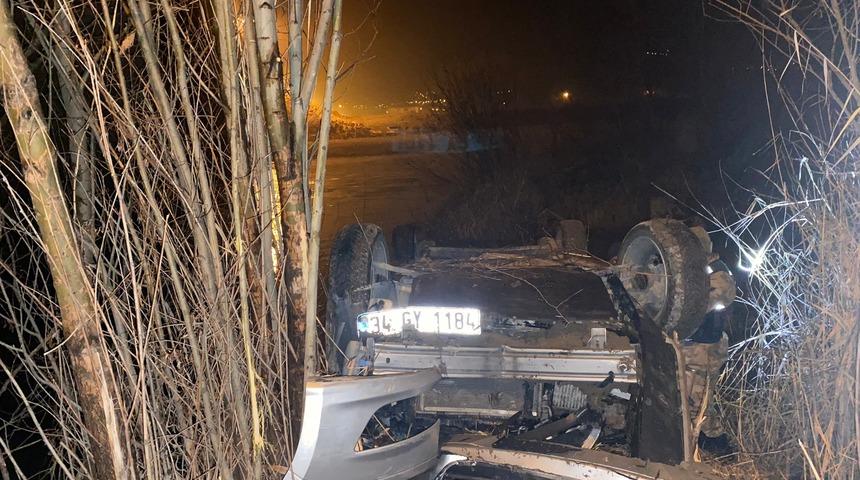 Erzincan'da devrilen otomobildeki 2 kişi yaralandı