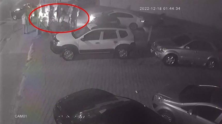 Kendi galerilerinin &ouml;n&uuml;nde &ouml;lesiye darp edildiler