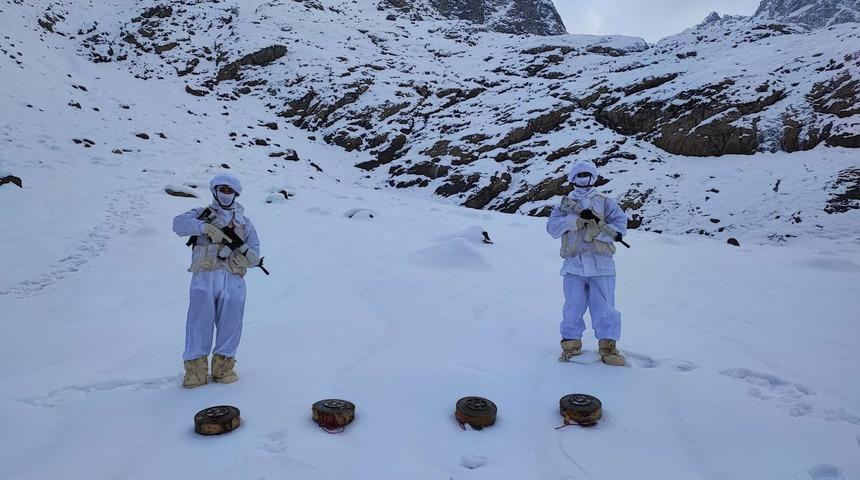 Hakkari kırsalında antitank mayınları ve el yapımı patlayıcılar ele geçirildi